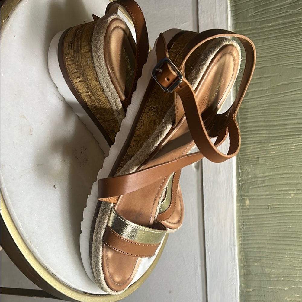 Coach and Four Women's Tan and Gold Sandals